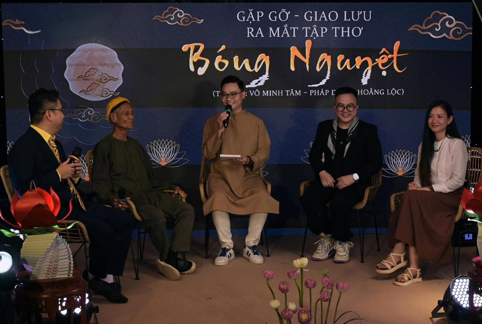 Buổi gặp gỡ – giao lưu ra mắt tập thơ, những người khách ngồi trò chuyện trên sân khấu.